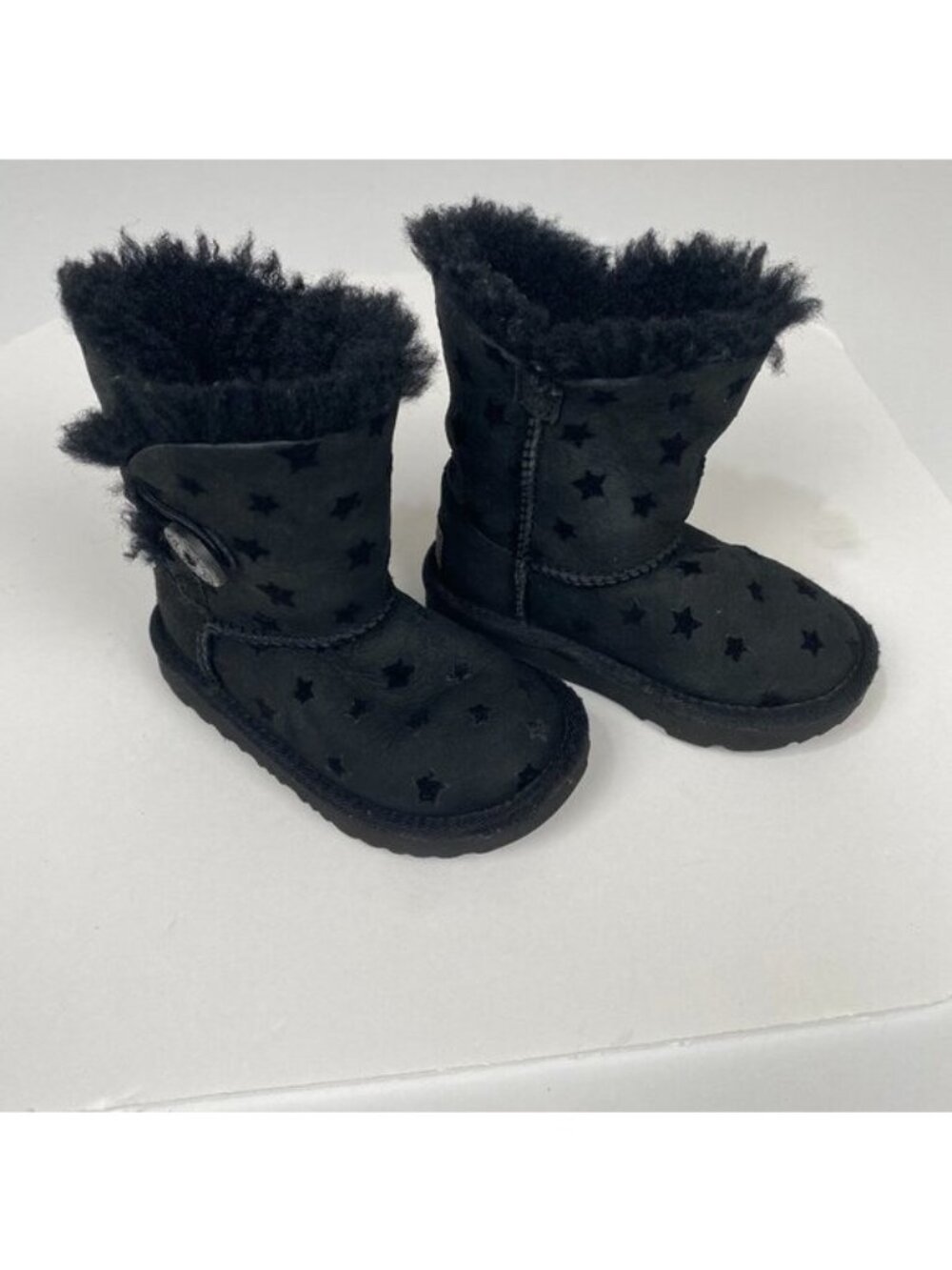 UGG‎ Kid’s Classic Boots Black Star Pattern Size 8 Girls Winter Snow Comfort